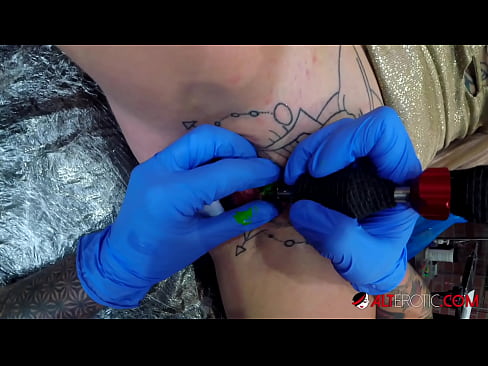 ❤️ Sully Savage, o bunăciune extrem de tatuată, și-a făcut un tatuaj pe clitorisul ei ❤❌ at us ❌️