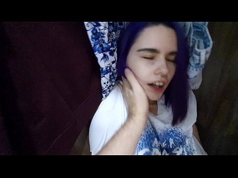 ❤️ Am găsit-o pe sora mea în dulap și am ajutat-o să ejaculeze ❤❌ at us ❌️